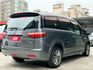 歡迎視訊賞車。智能影音八人座，四安、電動側滑門、環景影像、IKEY、循跡防滑、斜坡起步輔助、後座獨立空調、感應頭燈。原鈑  第6張縮圖