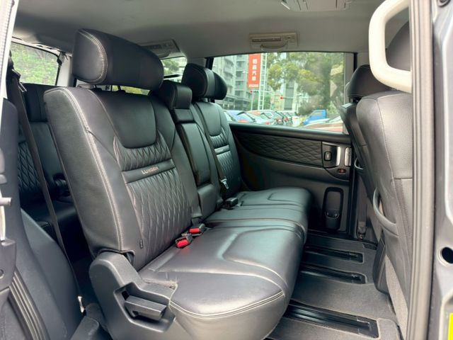 歡迎視訊賞車。智能影音八人座，四安、電動側滑門、環景影像、IKEY、循跡防滑、斜坡起步輔助、後座獨立空調、感應頭燈。原鈑  第12張相片