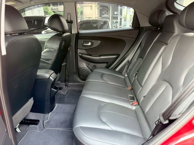 歡迎視訊賞車。原鈑件，認證車。大屏幕版，雙安、恆溫、定速、胎壓偵測、Side View。僅跑十萬，里程保證。買菜代步好用  第9張相片