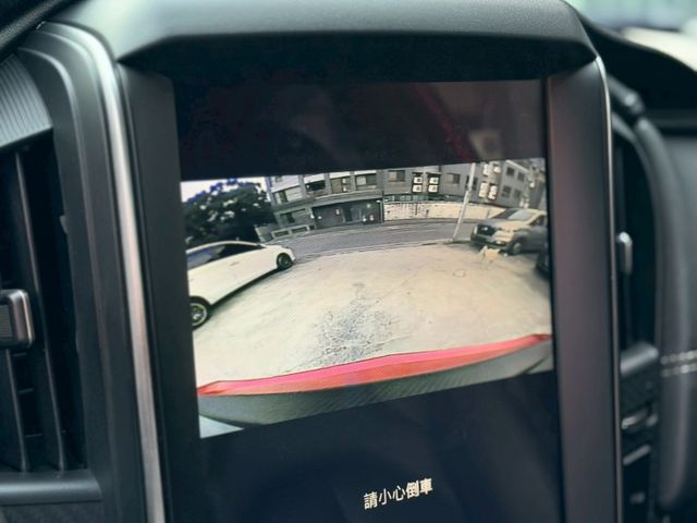 歡迎視訊賞車。原鈑件，認證車。大屏幕版，雙安、恆溫、定速、胎壓偵測、Side View。僅跑十萬，里程保證。買菜代步好用  第13張相片