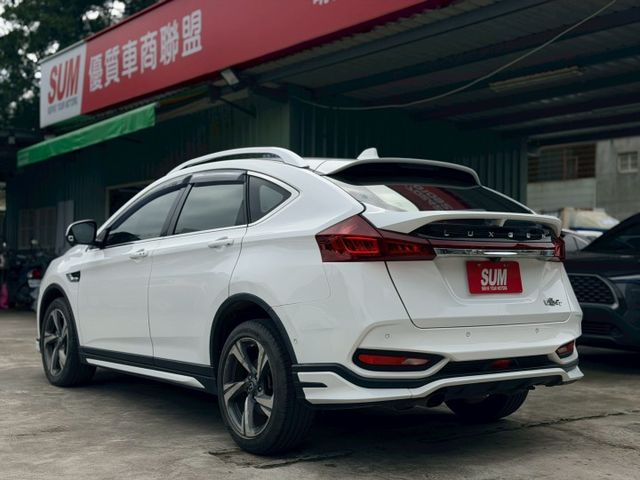 歡迎視訊賞車。Aero版，原廠空力套件組，LED頭燈、換檔撥片、免鑰啟動、前方駐車雷達、環景影像、自動停車、電動尾門。  第6張相片