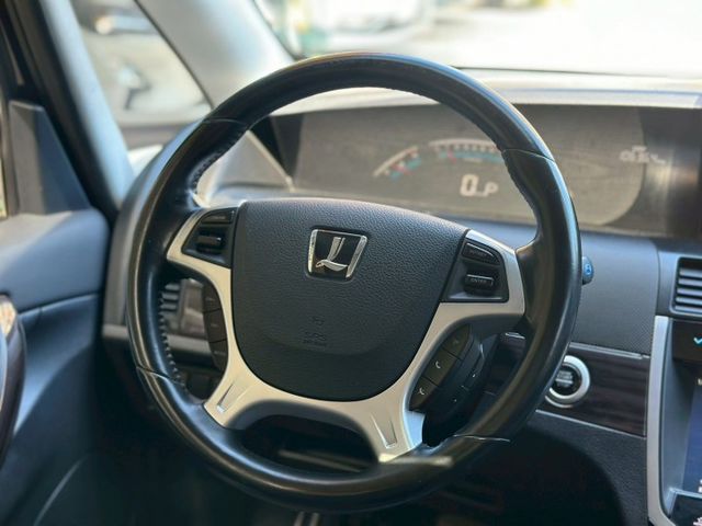 歡迎視訊賞車。旗艦型，四安、電動椅、環景影像、感應頭燈、夜視輔助、車道偏離警示、後座影音、HID頭燈。原鈑件，認證車！  第14張相片