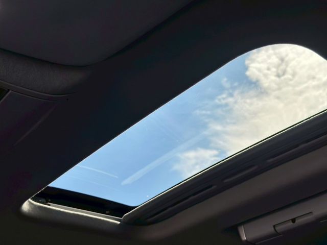 歡迎視訊賞車。旗艦型，四安、電動椅、環景影像、感應頭燈、夜視輔助、車道偏離警示、後座影音、HID頭燈。原鈑件，認證車！  第15張相片