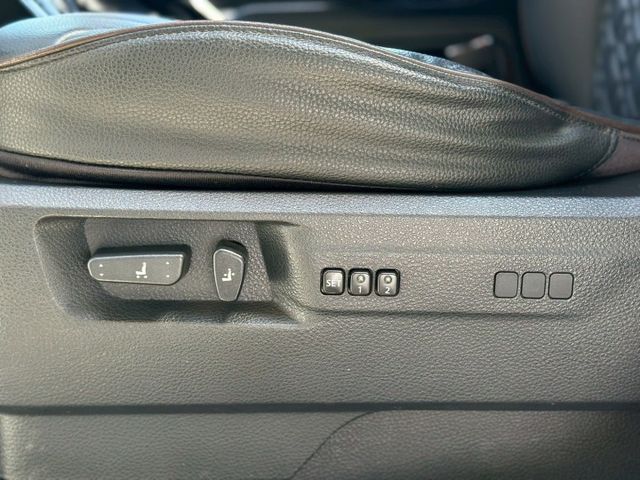 歡迎視訊賞車。旗艦型，四安、電動椅、環景影像、感應頭燈、夜視輔助、車道偏離警示、後座影音、HID頭燈。原鈑件，認證車！  第18張相片