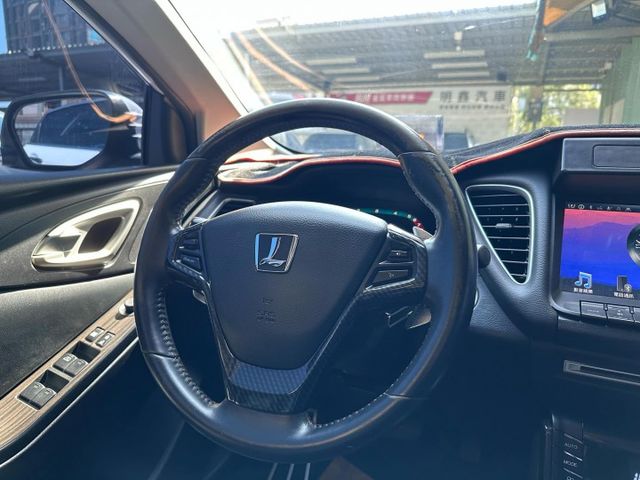 歡迎視訊賞車。內裝、外觀漂亮，認證車，車況優！旗艦型，IKEY、電動椅、天窗、方向盤換檔撥片、環景、HID頭燈。可全額貸  第13張相片