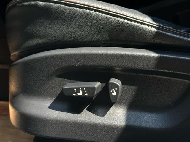 歡迎視訊賞車。內裝、外觀漂亮，認證車，車況優！旗艦型，IKEY、電動椅、天窗、方向盤換檔撥片、環景、HID頭燈。可全額貸  第15張相片