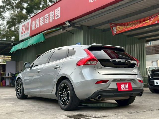 歡迎視訊賞車。原鈑件，認證車。T4旗艦型，免鑰啟動、全景天窗、定速、車道偏離警示、盲點偵測、遠光燈自動控制、倒車顯影。  第6張相片