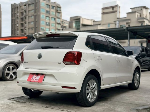 歡迎視訊賞車。頂規，雙安、恆溫、皮椅、鋁圈、前霧燈、螢幕、倒車顯影、感應頭燈。內、外漂亮，認證車。  第4張相片