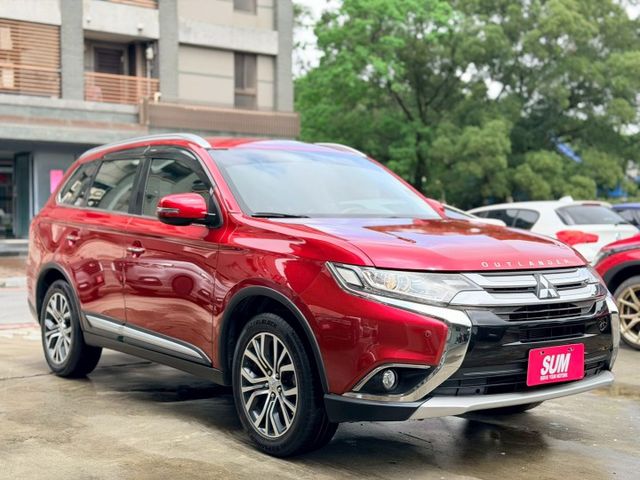 歡迎視訊賞車。尊貴型，免鑰啟動、ACC、AEB、雙區溫控、盲點、七安、感應頭燈。僅跑六萬，原鈑件，認證車。  第3張相片