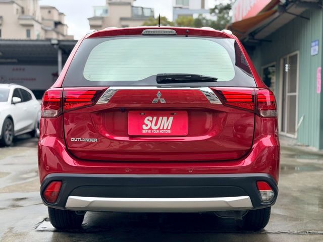 歡迎視訊賞車。尊貴型，免鑰啟動、ACC、AEB、雙區溫控、盲點、七安、感應頭燈。僅跑六萬，原鈑件，認證車。  第5張相片