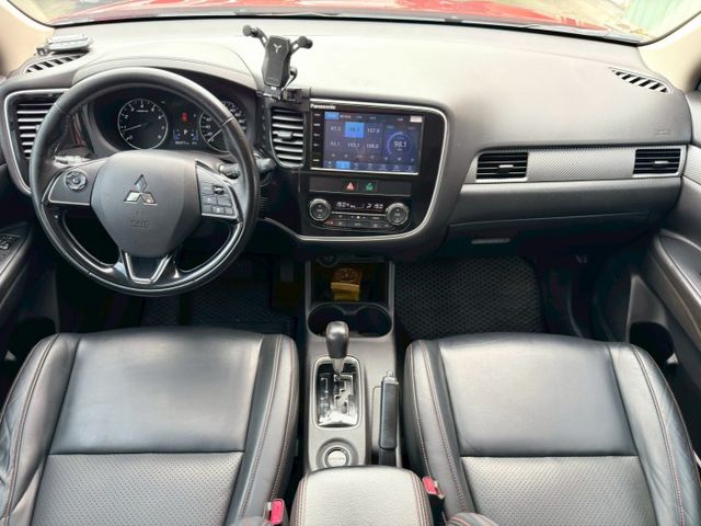 歡迎視訊賞車。尊貴型，免鑰啟動、ACC、AEB、雙區溫控、盲點、七安、感應頭燈。僅跑六萬，原鈑件，認證車。  第7張相片