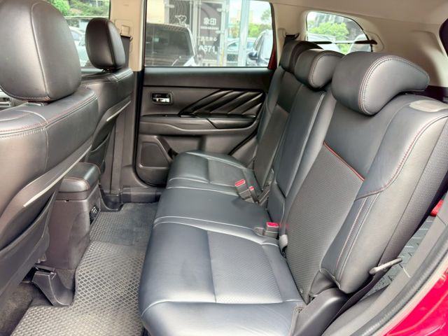 歡迎視訊賞車。尊貴型，免鑰啟動、ACC、AEB、雙區溫控、盲點、七安、感應頭燈。僅跑六萬，原鈑件，認證車。  第10張相片