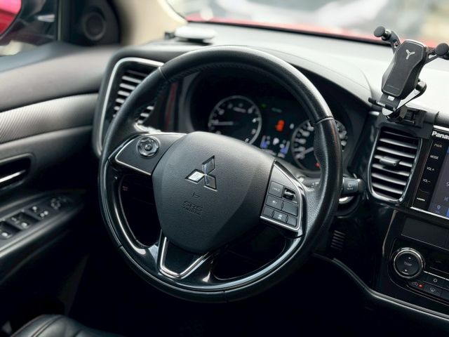 歡迎視訊賞車。尊貴型，免鑰啟動、ACC、AEB、雙區溫控、盲點、七安、感應頭燈。僅跑六萬，原鈑件，認證車。  第12張相片