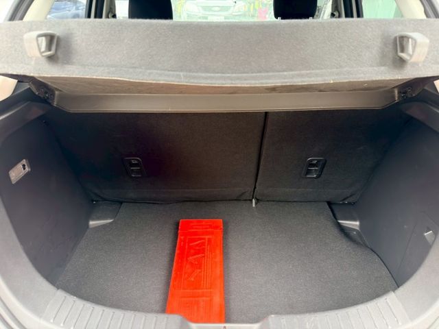 歡迎視訊賞車。尊貴版，免鑰啟動、循跡防滑、恆溫空調、斜坡起步輔助、倒車影像、方向盤快控鍵。原鈑件，認證車。  第11張相片