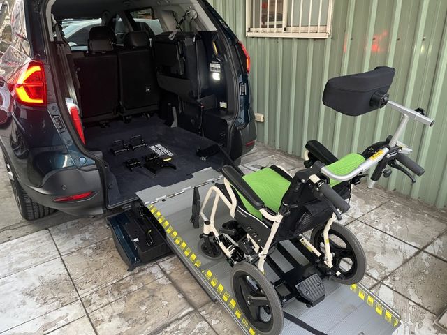 歡迎視訊賞車。七人健康樂活版，7+1福祉車，七座/五座＋1座輪椅，滿足不同需求。ACC、ABE、HUD抬顯、環景、電尾門  第13張相片