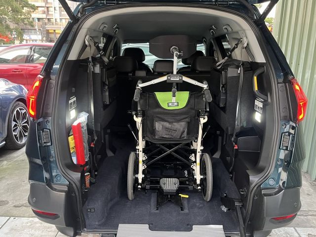 歡迎視訊賞車。七人健康樂活版，7+1福祉車，七座/五座＋1座輪椅，滿足不同需求。ACC、ABE、HUD抬顯、環景、電尾門  第14張相片