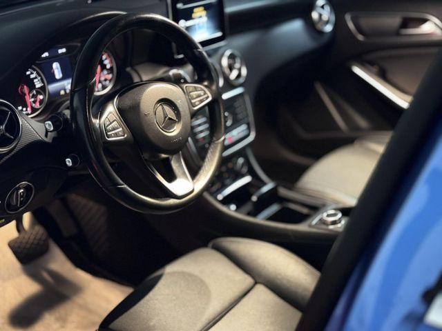 Mercedes-Benz/賓士   A-CLASS  A180  第3張相片