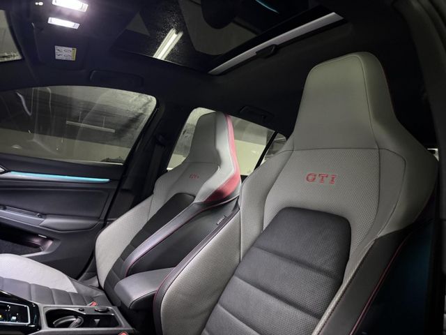 Volkswagen 福斯  Golf MK8 GTI 僅跑2萬  第4張相片