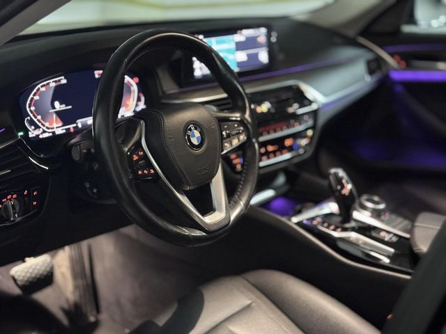 BMW/ 寶馬  5 SERIES  520d G30 520D 5AT跟車 六角數位儀表   第3張相片