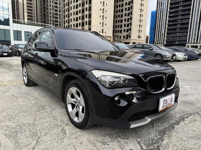 BMW/ 寶馬  X1 SERIES  X1 sDrive20d 總代理 X1 實車在店 黑色休旅車 雙前電動  第1張相片