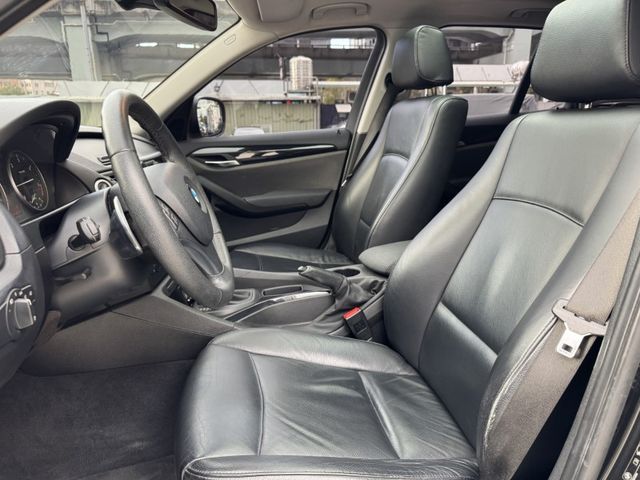 BMW/ 寶馬  X1 SERIES  X1 sDrive20d 總代理 X1 實車在店 黑色休旅車 雙前電動  第6張相片