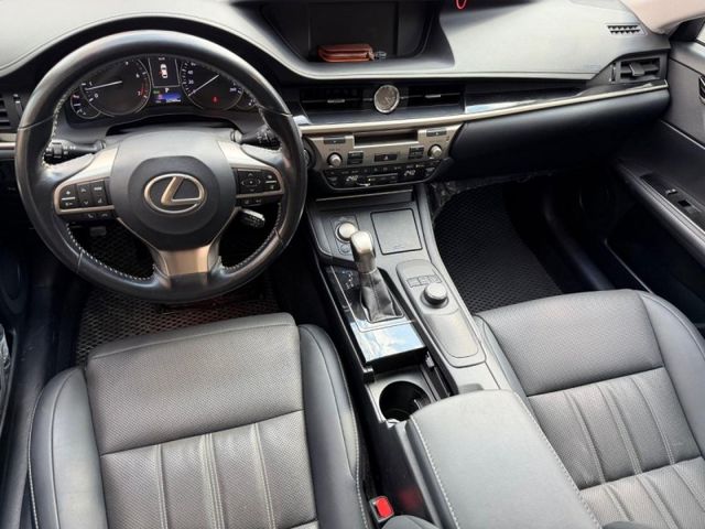 Lexus  ES200 Lexus ES 2016款 200 豪華版   第16張相片