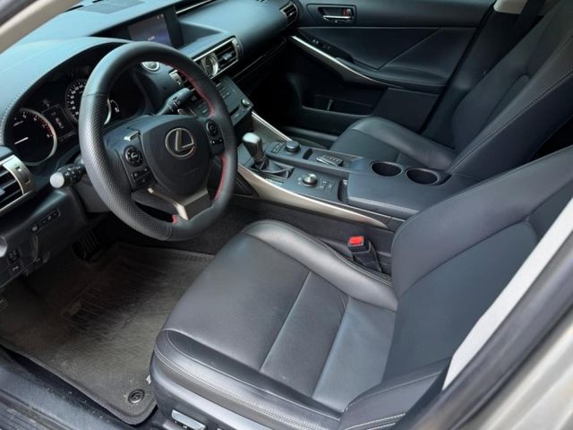 Lexus  IS  第11張相片