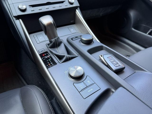 Lexus  IS  第13張相片