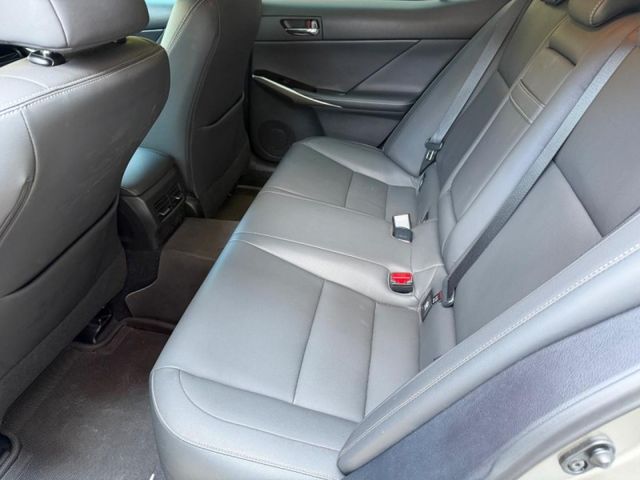 Lexus  IS  第16張相片
