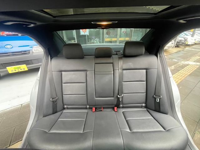 Mercedes-Benz/賓士   E-CLASS  E350  第10張相片