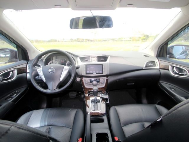 Nissan  Sentra  第10張相片