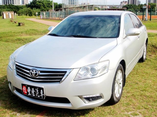 Toyota  Camry {跑19萬 原鈑件}10年式CAMRY2.4G銀~豐隆嚴選0頭款低月付專  第1張相片