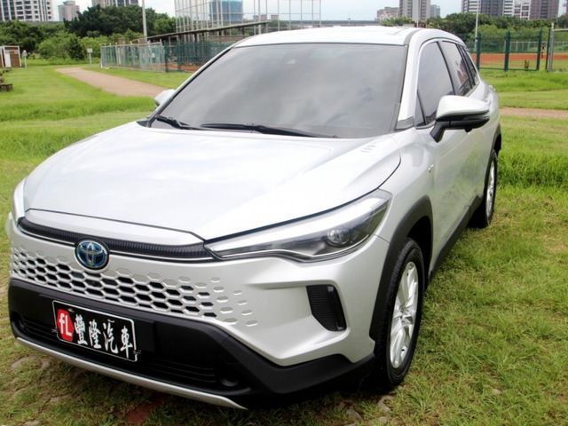 Toyota  Corolla Cross {尊爵版 只跑1.5萬}25年CROSS1.8h銀~豐隆嚴選0頭款低月付  第1張相片