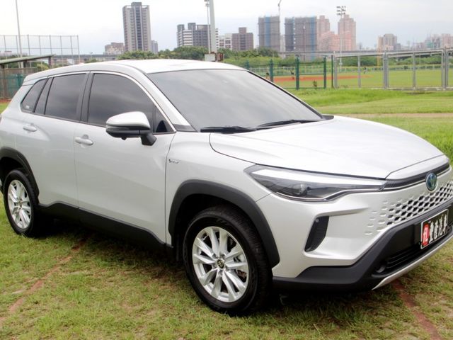 Toyota  Corolla Cross {尊爵版 只跑1.5萬}25年CROSS1.8h銀~豐隆嚴選0頭款低月付  第3張相片