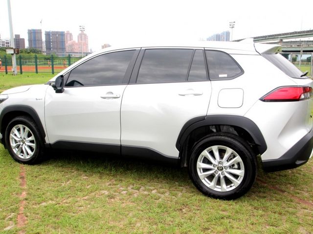 Toyota  Corolla Cross {尊爵版 只跑1.5萬}25年CROSS1.8h銀~豐隆嚴選0頭款低月付  第6張相片