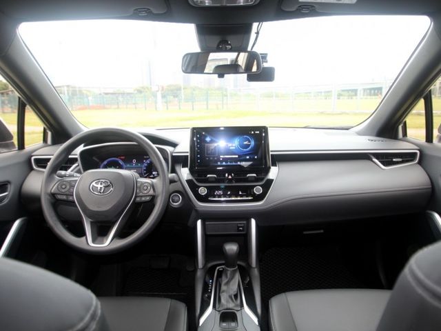 Toyota  Corolla Cross {尊爵版 只跑1.5萬}25年CROSS1.8h銀~豐隆嚴選0頭款低月付  第11張相片