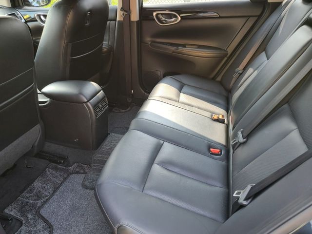 Nissan  Sentra  第13張相片