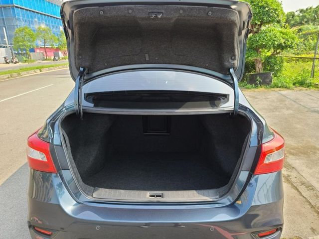Nissan  Sentra  第15張相片
