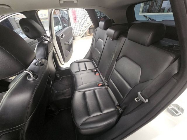 Mercedes-Benz/賓士   B-CLASS  B180  第8張相片