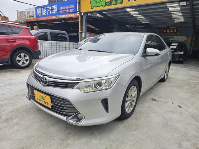 Toyota  Camry 頂級版.I-KEY.天窗.電動椅.數位電視.行車紀錄器.前雷達.倒車顯影.安卓機.有認證.原  第1張相片