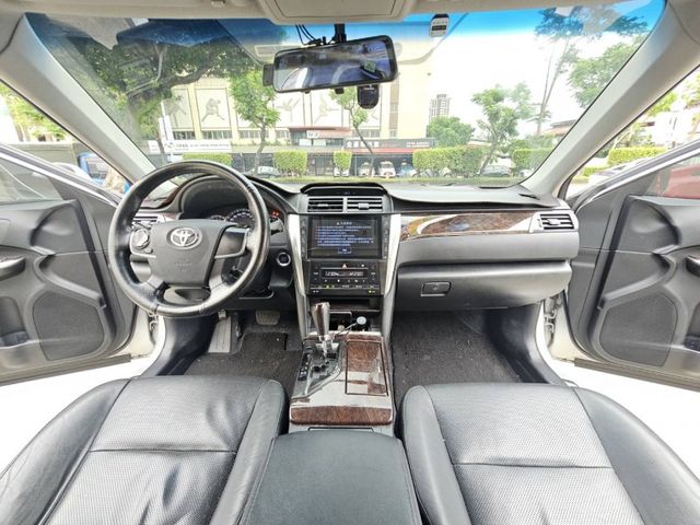 Toyota  Camry 頂級版.I-KEY.天窗.電動椅.數位電視.行車紀錄器.前雷達.倒車顯影.安卓機.有認證.原  第11張相片