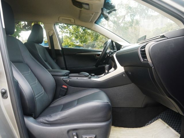 Lexus  NX  第13張相片