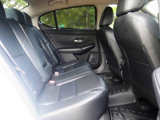 Nissan  Sentra  第14張相片