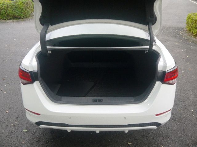 Nissan  Sentra  第15張相片