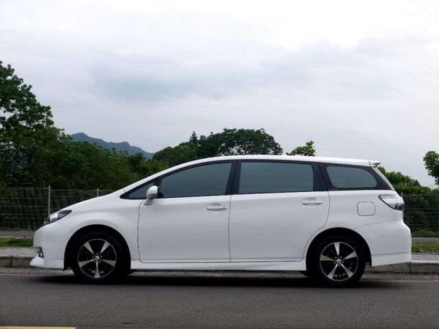 Toyota  Wish 2014 年白色 Wish 就像是車界中的「萬金  第2張相片