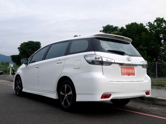 Toyota  Wish 2014 年白色 Wish 就像是車界中的「萬金  第5張相片