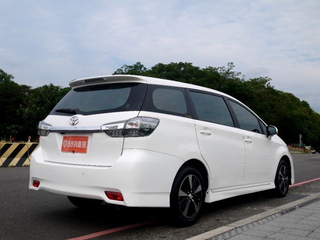 Toyota  Wish 2014 年白色 Wish 就像是車界中的「萬金  第6張相片