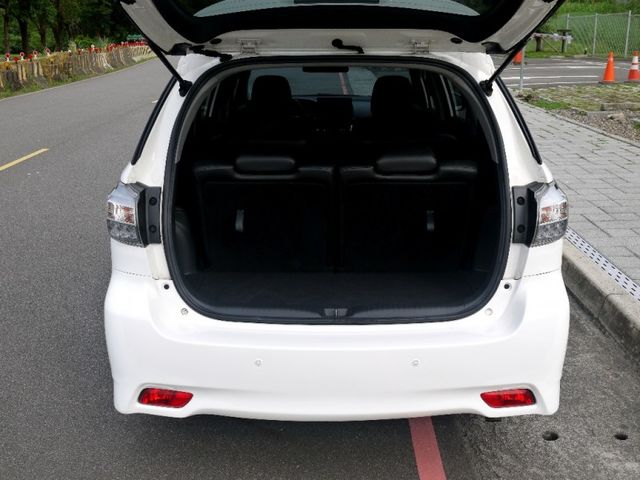 Toyota  Wish 2014 年白色 Wish 就像是車界中的「萬金  第10張相片