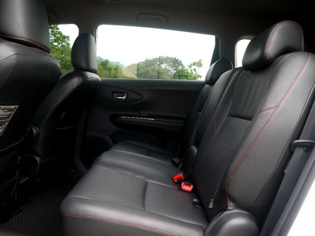 Toyota  Wish 2014 年白色 Wish 就像是車界中的「萬金  第12張相片