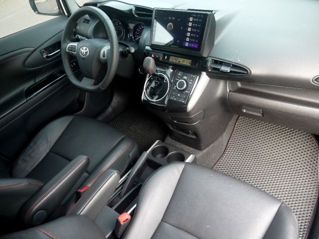 Toyota  Wish 2014 年白色 Wish 就像是車界中的「萬金  第13張相片